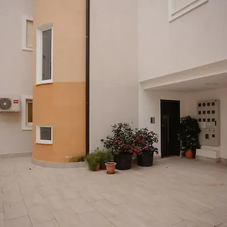 The Luxury Garden By Pikhost Daire *